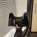 Bolso baguette chic de charol negro con lazo dorado y correa delgada de hombro - Negro