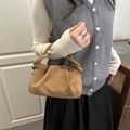 Sac nuage plissé vintage marron avec poignée torsadée porté à la main pour un look mode - Style de base / Marron