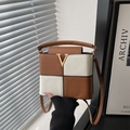 Sac seau bicolore marron et blanc en cuir avec fermoir en V doré et bandoulière chic - Brun bicolore