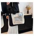 Detalle del bolso tote blanco con bolsillo de malla y colgante de estrella decorativo - Blanco (con colgante)