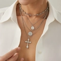 Collana a strati argentata con ciondolo a croce e medaglie vintage indossata da una modella - Argento-06615