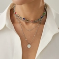 Dettaglio della collana argentata a strati con strass colorati e ciondolo rotondo - Argento-06616
