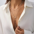 Detalle de collar de perlas en capas con flor y borla larga sobre seda blanca - Plateado Borla de Flor de Perla (07280)