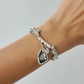 Detail der silbernen Gliederkette mit geometrischem Acryl-Anhänger und unebenen Perlen - Unregelmäßiges Perlenarmband (02981)