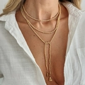 Collier chic multicouche en perles dorées en Y avec pendentif goutte d'eau sur un modèle - Or Trois Couches de Perles Métalliques (E2-7290)