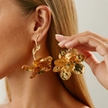 Auffällige goldene Blumenohrringe mit 3D-Blütenblättern und poliertem Metallfinish - Gold (3764)