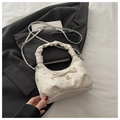 Sac à main plissé crème élégant avec clous argentés et nœud, style polyvalent chic - Type standard / Champagne