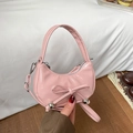 Borsa a mezzaluna in pelle verniciata rosa con fiocco e perle argentate per donna - Rosa
