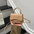 Mini bolso elegante beige con solapa ondulada y asa superior para uso cruzado refinado - Caqui
