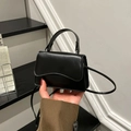 Bolso bandolera cuadrado negro con solapa ondulada y asa superior para mujer - Negro