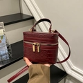 Sac à main carré bordeaux gaufré crocodile avec zips dorés et bandoulière réglable - Rouge
