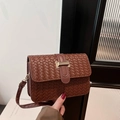 Elegante borsa a tracolla in pelle intrecciata testa di moro con chiusura dorata - Marrone