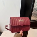 Elegante borsa a tracolla intrecciata rosso vino con fibbia dorata e design sobrio - Rosso