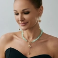 Detalle de collar de cuentas de turquesa verde y pendientes de margarita - Estilo de Piedra Verde Claro Margarita y Corazón / Dorado (06591)