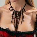 Detail van meerlaagse gotische zwarte kralen choker met druppelvormige franjes - Kwastje Waterdruppel / Verzilverd En Zwart (7392)