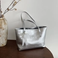 Borsa tote argento metallizzato con fiocco di pizzo e perle su tavolo vintage - Con Ciondolo / Argento