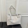 Elegante borsa tote in ecopelle bianco crema con fiocco in pizzo e ciondolo di perle - Con Ciondolo / Bianco