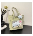 Detalle del bolso tote de nailon verde claro con bolsillo transparente y estrella de felpa - Verde (con colgante)