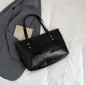 Bolso tote negro brillante con textura plisada y detalles de remaches plateados - Negro