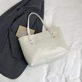 Bolso tote blanco perla minimalista con textura plisada y remaches metálicos plateados - Blanco