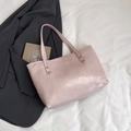 Bolso tote rosa pálido con textura plisada brillante y remaches plateados elegantes - Rosa