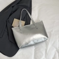 Bolso tote plateado metalizado con textura plisada y correas finas de estilo minimal - Plateado