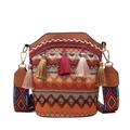 Bolso cubo de paja estilo bohemio con flecos de colores y correa ancha bordada - Marrón