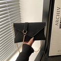 Borsa a tracolla busta nera minimalista con trama a maglia fine e catena in oro lucido - Nero