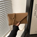 Borsa a tracolla marrone da donna con trama goffrata a V e fibbia dorata lucida - Marrone