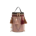 Bolso tipo cubo tejido cilíndrico con patrones geométricos coloridos y borlas - Caqui