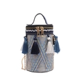 Bolso tipo cubo tejido azul y beige con borlas de colores y cremallera dorada fina - Azul