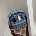 Böhmische gewebte Beuteltasche mit geometrischen Mustern und bunten Quasten-Details - Blau