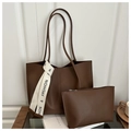 Detailansicht der braunen Ledertasche mit modischem Band und passender kleiner Innentasche - Braun