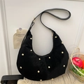 Schwarze Halbmond-Tasche aus Wildlederimitat mit goldenen Nieten und Schulterriemen - Schwarz