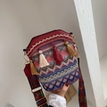 Böhmische Strick-Beuteltasche mit bunten Quasten und geometrischem breitem Gurt - Rot