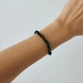 Bracciale minimalista con perle nere sfaccettate e finitura elegante e riflettente - Bracciale (02980) / Nero
