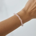 Dettaglio del bracciale con perline di cristallo rosa e pietre sfaccettate sul polso donna - Bracciale (02980) / Rosa