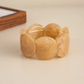 Dettaglio di un bracciale in resina marmorizzata caramello con maglie tonde in acrilico - Caffè chiaro (03013)