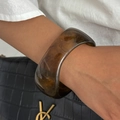 Breites Bernstein-Resin-Armband mit Schildpattmuster auf minimalistischem Grund - Kaffee-02534