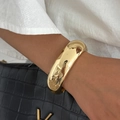 Goldener, unregelmäßig polierter Armreif für Damen kombiniert mit schwarzer Ledertasche - Gold-02662