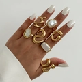 Detailansicht goldener unregelmäßiger Ringe mit Barockperlen an der Hand des Models - Ozean-Element Ring-Set (06728) / Gold