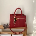 Bolso bandolera retro rojo oscuro con diseño de rombos y colgante de madera - Con Colgante / Rojo