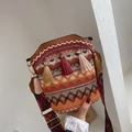 Borsa a secchiello bohémien in maglia con nappe colorate e tracolla ampia ricamata - Marrone
