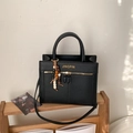 Bolso bandolera negro de punto con colgante de cuentas de madera y letras doradas - Con Colgante / Negro