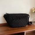 Borsa a tracolla nera minimalista con trama intrecciata e cinturino regolabile su legno - Nero