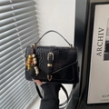 Mini sac chic noir à motif crocodile avec boucle dorée et pampille de perles colorées - Noir Avec Pendentif
