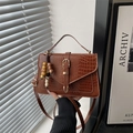 Sac bandoulière marron motif croco avec boucle dorée et charm en perles de bois rétro - Marron avec Pendentif