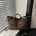 Borsa tote con stampa leopardata e rose, manici in pelle marrone e targhetta dorata - Marrone