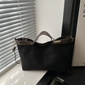 Borsa tote nera opaca in pelle scamosciata con finiture marroni e targhetta dorata - Nero