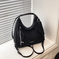 Borsa hobo minimalista in camoscio nero con fibbie argentate e pochette abbinata - Con Ciondolo Piccola Borsa / Nero